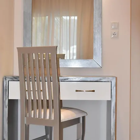 Marinis Boutique فندق *